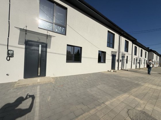 Продам  таунхаус поруч школа , асвальтований підʼїзд Якушинці