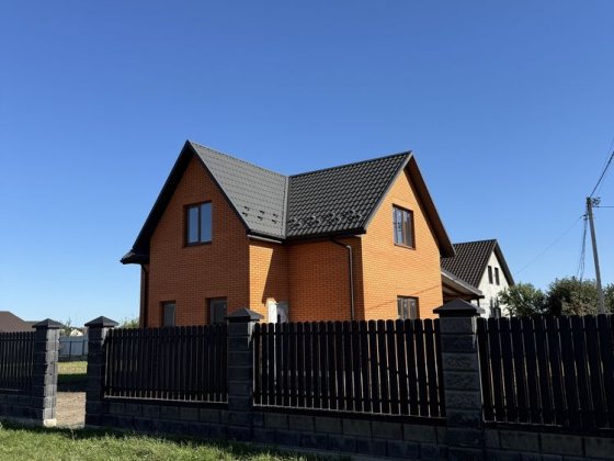 Будинок с.Боратин.вул.Яблунева.Всі комунікації,є підключений ГАЗ. 5сот Рованці