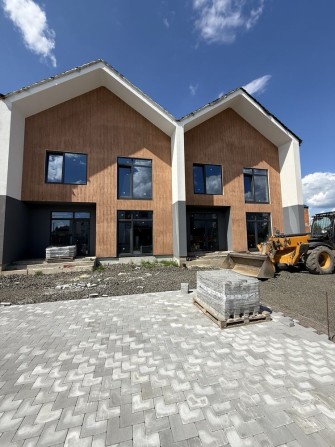 Продаж котеджу практично в місті, с.Зміїнець, вул. Шкільна - фото 1