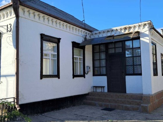 Продам добротный, ухоженный, со всеми удобствами 5-комнатный дом.Гараж Підгородне