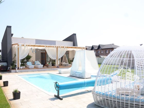 В городке "Золотые Ключи" продается дом с баней и бассейном Слобожанське