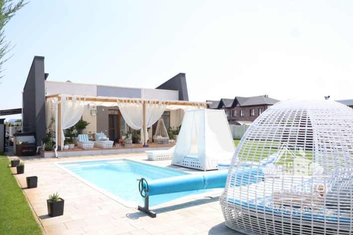 В городке "Золотые Ключи" продается дом с баней и бассейном - фото 1