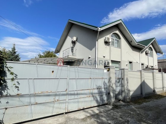 Заміський будинок біля річки. Слобожанське