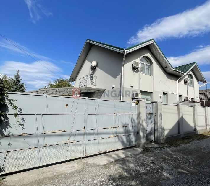 Заміський будинок біля річки. - фото 1