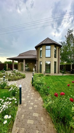 Продам добротный 2-х эт. дом 285 м2 в Обуховке, озеро Попасное, лес - фото 1