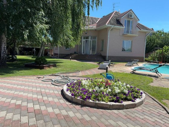 Продам раскошный  большой  дом в Подгородном с большим бассейном Підгородне