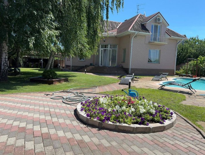 Продам раскошный  большой  дом в Подгородном с большим бассейном - фото 1