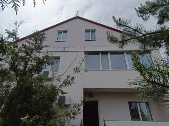 Большой дом с солнечной станцией (может работать автономно) Підгородне