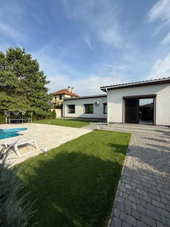 Продам красивый дом в Новоалександровке. Бассейн, гараж! - фото 1