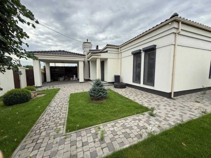 Продам современный дом в Новоалександровке - фото 1