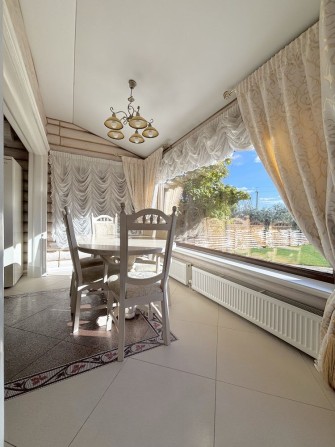 Продам дом в Новоселовке. Участок 25 сот. Солнечные панели. Бассейн. - фото 1