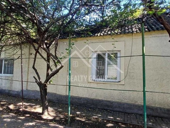 Продаж будинку в м. Апостолове з гаражем , кухня 11,3 зал , 3 спальні.