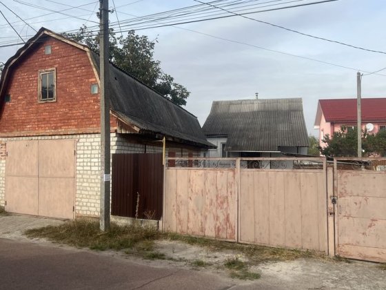 Продається будинок з земельною ділянкою 28 соток