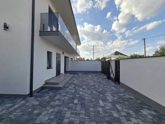 Газифікований дуплекс на тихій затишній вулиці Минай