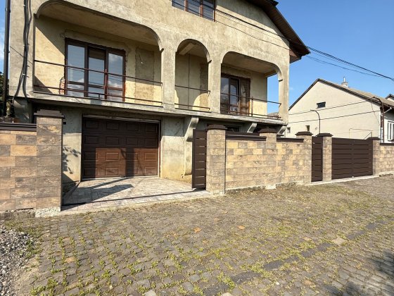 Продається просторий будинок у місті Тячів Тячев