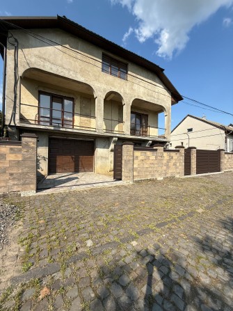 Продається просторий будинок у місті Тячів - фото 1