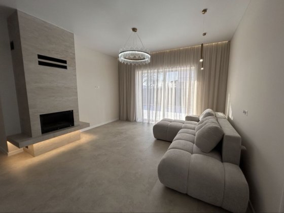 Продаж будинку, американка Сторожниця