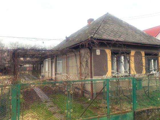 Продам будинок з великою земельною ділянкою в центрі міста Чоп