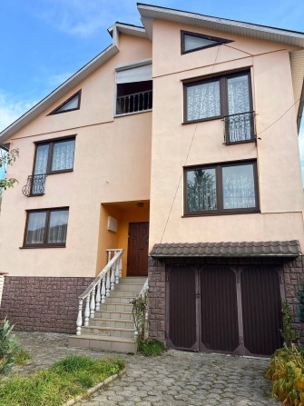 Будинок біля річки Тиса з видом на Карпати. - фото 1