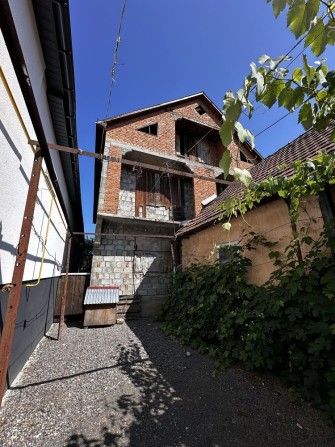 Продаж 2-Будинків В Центрі Чинадиево - фото 1