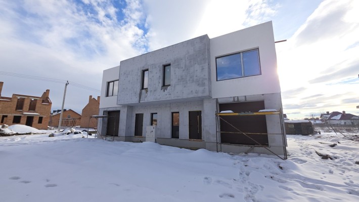 Продам шикарний Дуплекс в с. Крихівці Містечко закритого типу - фото 1