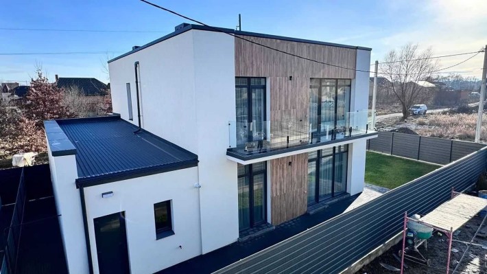Продаж сучасного двоповерхового будинку з дизайнерським ремонтом - фото 1