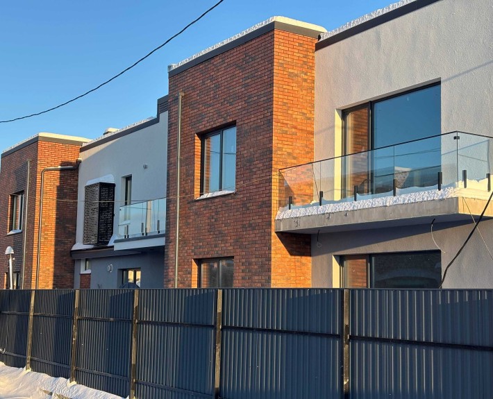 Продається БОКОВИЙ будинок (таунхаус)/Ділянка 2 сотки/Задній двір 90м2 - фото 1