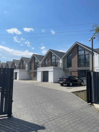 Продам таунхаус з гаражем,площею 140 м2 неподалік від міста - фото 1