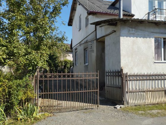 Продається напів особняк по вул. Рівна Угорники