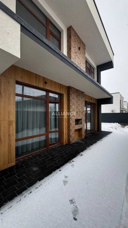 Продаж двоповерхового будинку з сучасним проектом ремонтом та меблями - фото 1