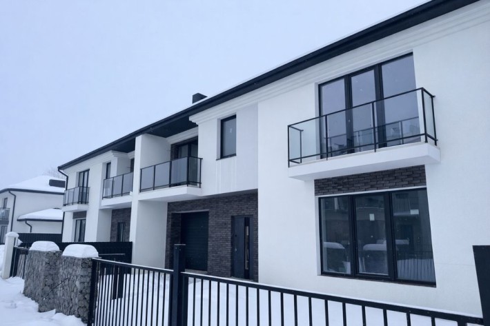 Таунхаус біля міста з ділянкою, гаражем та КОТЛОМ у котежному містечку - фото 1