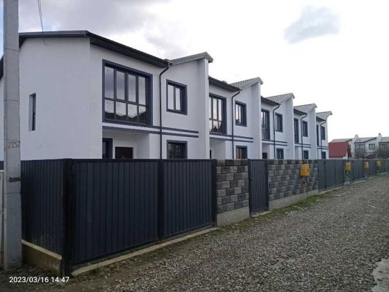 Продаж ЦЕГЛЯНОГО таунхауса з міськими комунікаціями Угорники
