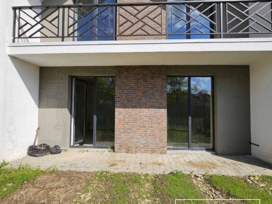 Зданий таунхаус в крутій локації з усіма комунікаціями! Угорники