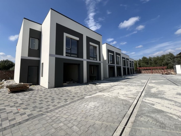 Продається готовий до ремонту таунхаус в Вовчинця - фото 1