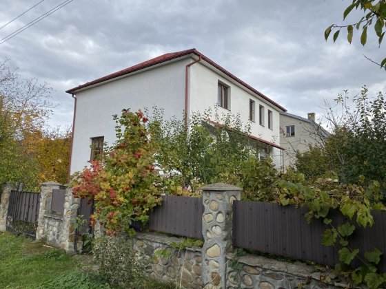 Будинок 282 м² у Крихівцях з гаражем, підвалом і садом Крихівці