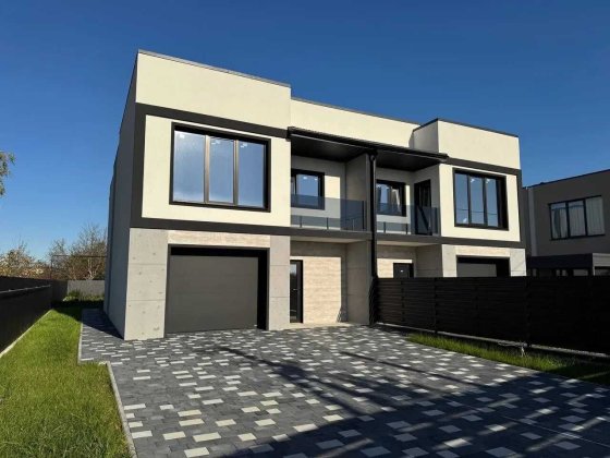 Сучасний дуплекс з великою ділянкою Крихівці