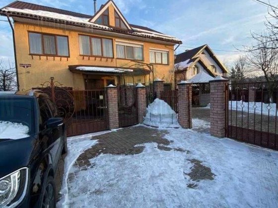 Продаж будинку-дуплексу Угринов