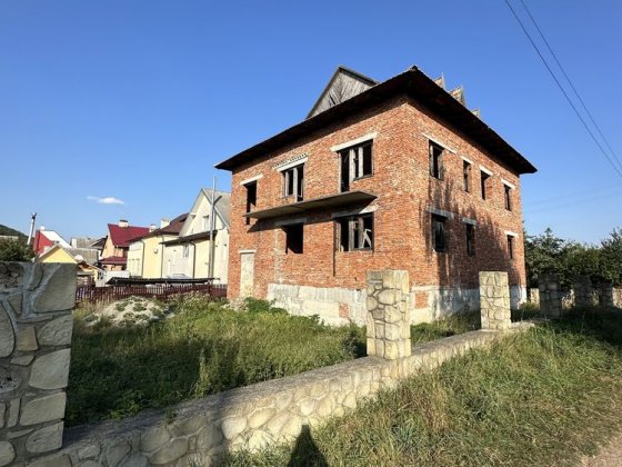 Будинок біля центрального озера м. Надвірна Надвірна