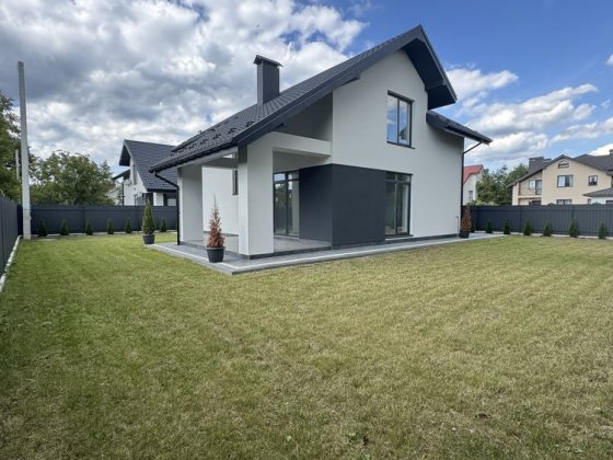 Компактний будинок в зручній локації Криховцы