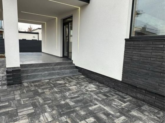 Продаю будинок в Крихівцях 8сот. землі з усіма міськими комунікаціями Крихівці