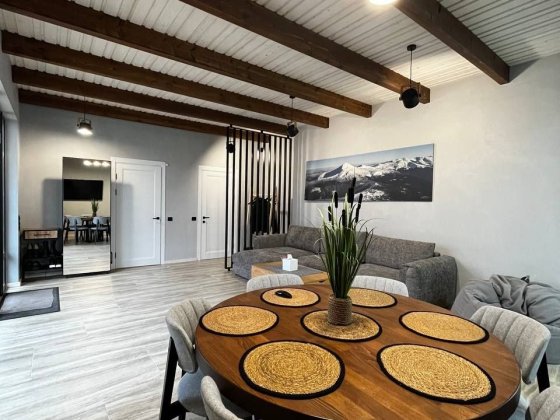 Будинок поблизу міста Угринов