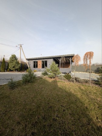 Продам будинок із земельною ділянкою в передмісті - фото 1