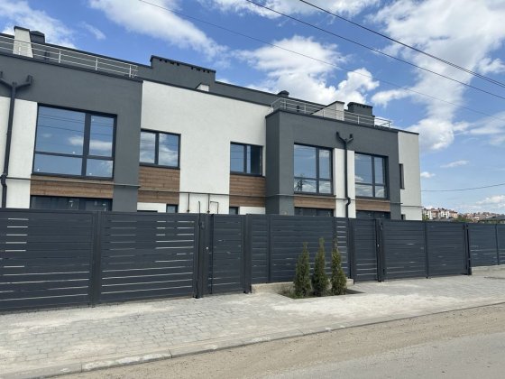 Таунхаус 140м2 з великим балконом і двома терасами на даху Крихівці Криховцы