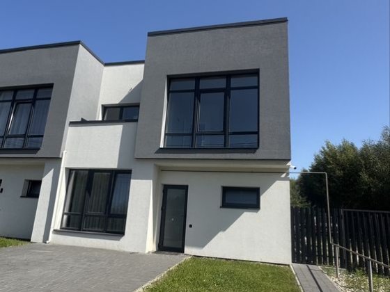 Сучасний таунхаус з ремонтом та меблями і великою ділянкою Крихівці Криховцы