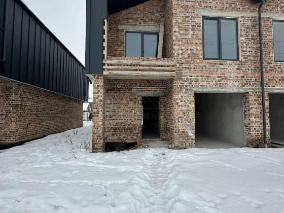 Дуплекс з гаражем неподалік АТБ / ділянка + гараж / міські комунікації Криховцы