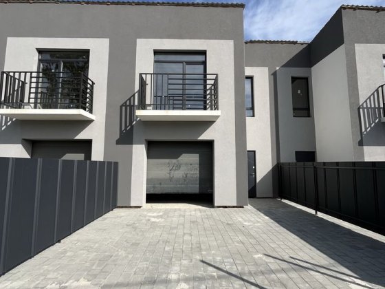 Продається  готовий до ремонту таунхаус з гаражом та зем. ділянкою. Крихівці