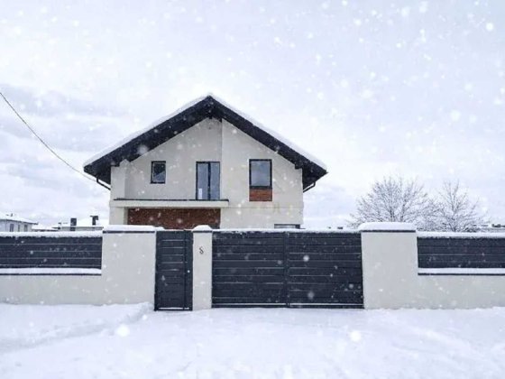 Продається особняк з прямокутною ділянкою, всі комунікації міські. Криховцы