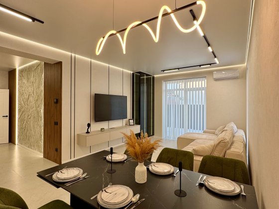 Неймовірний двоповерховий будинок в топовій локації. Сучасний ремонт. Криховцы