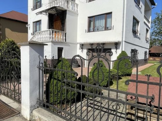 Продається будинок з басейном та сауною Тисмениця