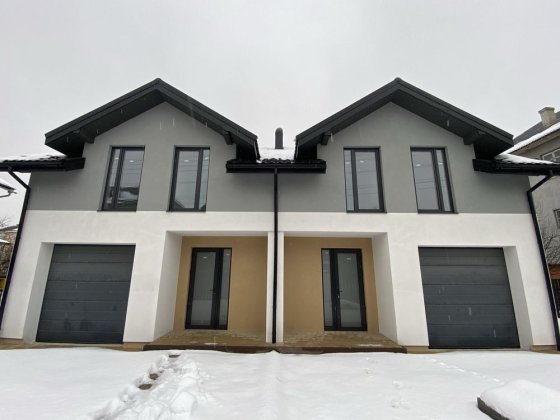 Сучасний дуплекс 130 м² з гаражем і 3 сотками землі біля міста Крихівці